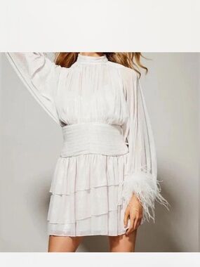 Elegant White Tiered Mini Dress with Feather Cuffs